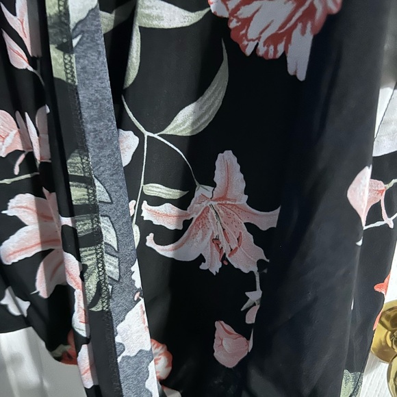 Lily Morgan floral cross over top 👚 - Picture 6 of 9